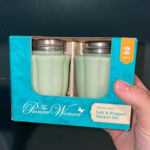Pioneer woman salt and pepper shakers